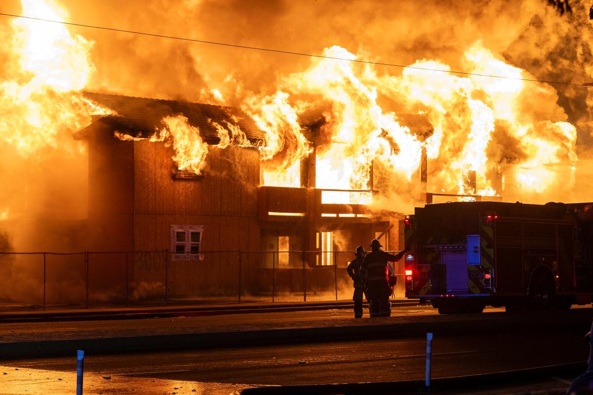 Къснонощен пожар обхвана луксозни апартаменти в северозападна Визалия.Луксозните апартаменти във