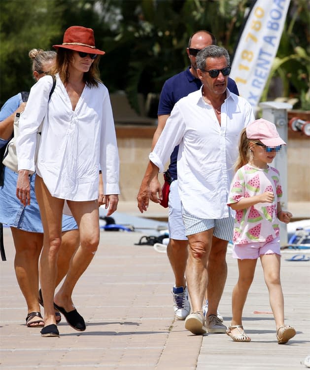Nicolas Sarkozy y Carla Bruni con su hija