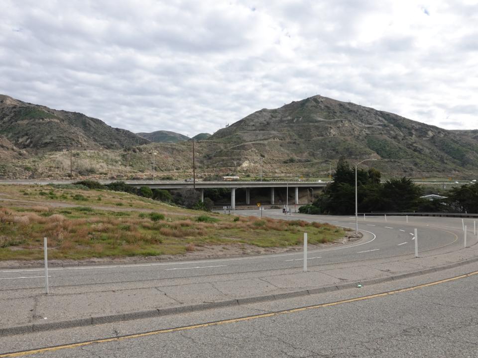 Southbound Highway 101 seen from the Seacliff offramp in 2020. The exit ramp will be closed on the southbound side every day except Sunday until summer 2023 as part of a construction project.