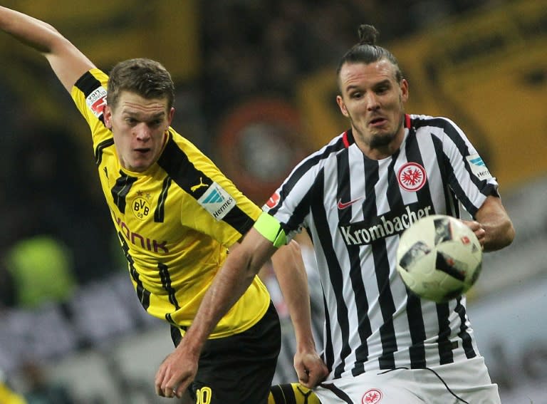 Frankfurt's forward Alexander Meier (R) and Dortmund's defender Matthias Ginter vie for the ball during the German first division Bundesliga football match between Eintracht Frankfurt and Borussia Dortmund on November 26, 2016