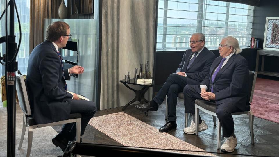 PHOTO: ABC News' Jonathan Karl sits down with Bob Woodward and Carl Bernstein at the Watergate Hotel. (ABC News)