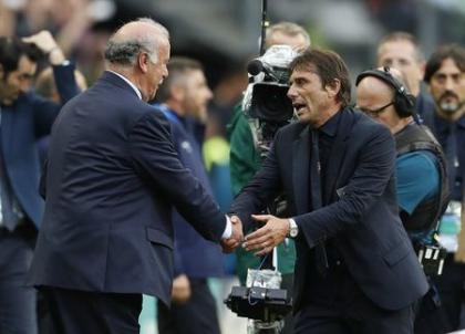 Football Soccer - Italy v Spain - EURO 2016 - Round of 16 - Stade de France, Saint-Denis near Paris, France - 27/6/16
Spain head coach Vicente del Bosque and Italy head coach Antonio Conte after the game
REUTERS/John Sibley
Livepic