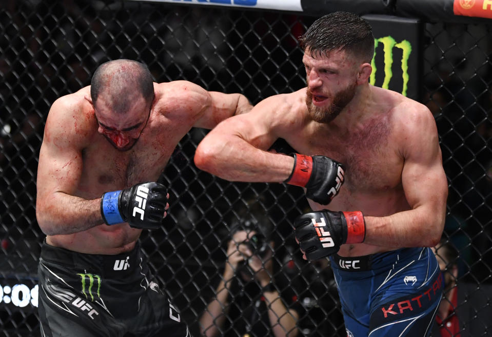 LAS VEGAS, NEVADA - 15 DE ENERO: (RL) Calvin Kattar le da un codazo a Giga Chikadze de Georgia en su pelea de peso pluma durante el evento UFC Fight Night en UFC APEX el 15 de enero de 2022 en Las Vegas, Nevada.  (Foto de Jeff Bottari/Zuffa LLC a través de Getty Images)