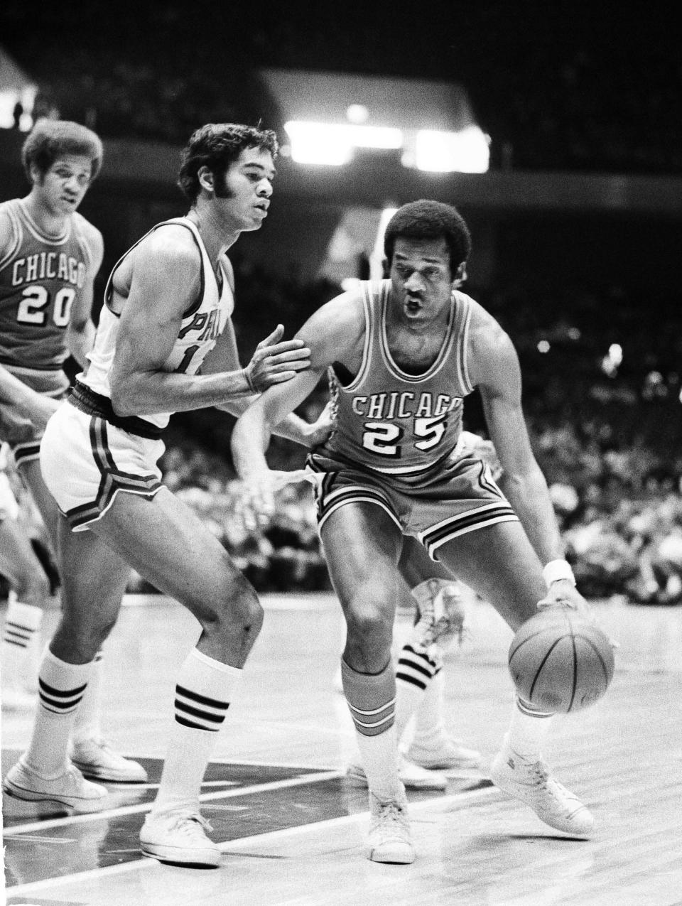 FILE - Philadelphia 76ers' Jim Washington (12) defends against Chicago Bulls' Chet Walker (25) during the first half of an NBA basketball game in Philadelphia on Dec. 31, 1969. Walker, a seven-time All-Star forward who helped Wilt Chamberlain and the 76ers win the 1967 NBA title, has died. He was 84. The National Basketball Players Association confirmed Walker's death, according to NBA.com. The 76ers, Chicago Bulls and National Basketball Retired Players Association also extended their condolences on social media on Saturday, June 8, 2024. (AP Photo/Rusty Kenn File)