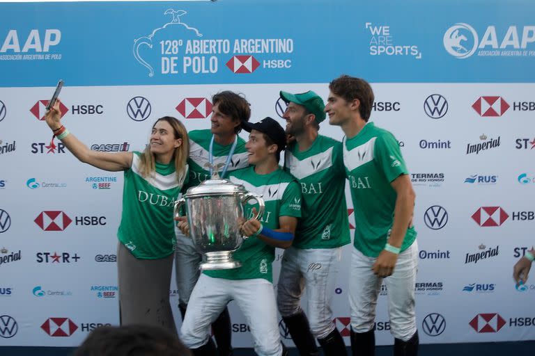 El anhelo se cumplió: Barto Castagnola tiene la copa y su mamá, Camila, guarda para la historia la imagen que incluye a Nachi Du Plessis, Polito Pieres y Camilo Castagnola; La Natividad es el campeón del Abierto de Palermo.