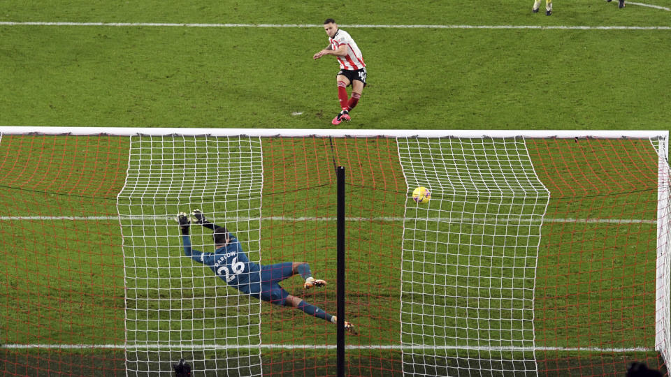 Billy Sharp convierte un penal para anotar el gol de Sheffield United en la victoria 1-0 ante Newcastle por la Liga Premier inglesa, el martes 12 de enero de 2021, en Sheffield. (Stu Forster/Pool vía AP)