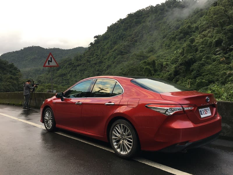 NEW CAMRY車尾造型在視覺上延續全車設計的一貫性，兩側向外延伸的線條設計，讓整體更加動感飽滿，結合LED光條式尾燈組，塑造出動感與大器完美兼容的絕美外型。