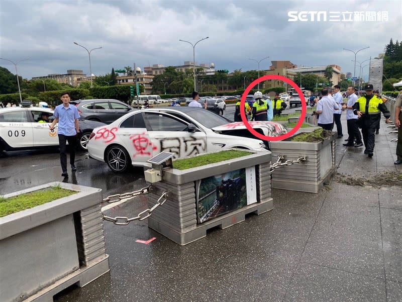 杜姓男子駕駛賓士車擦撞總統府前的花台。（圖／民眾提供）
