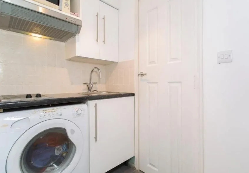 The kitchen showed no sign of an oven. Source: Zoopla