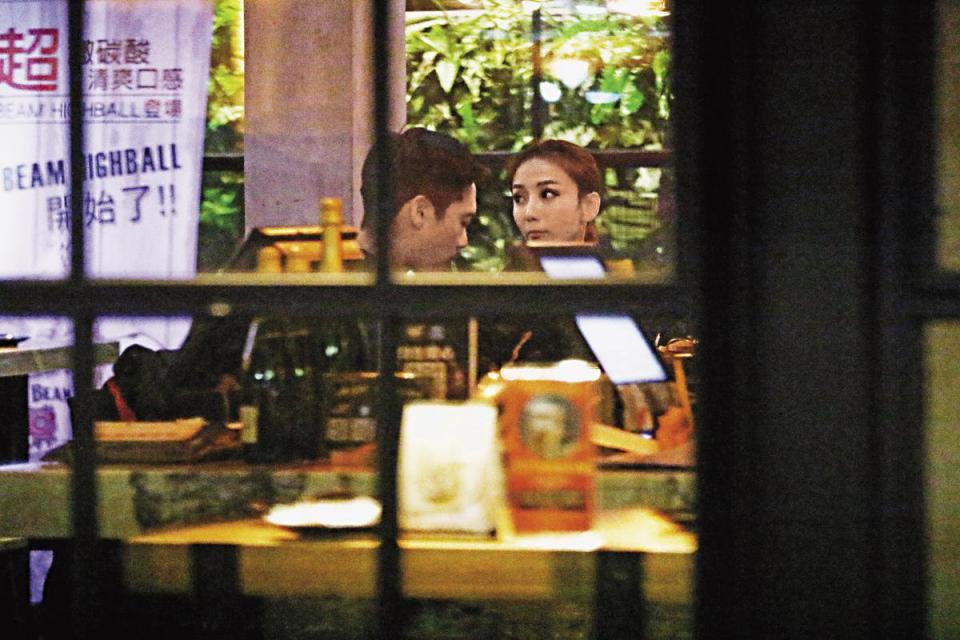 劉喬安與男性友人吃飯一下四處張望、一下滑手機，看來有點緊張。