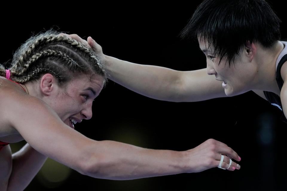 Maroulis (left) faces an opponent from China.