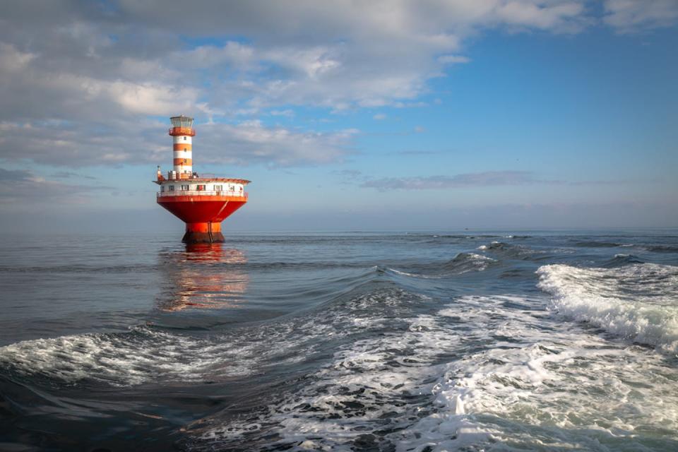 Un phare dans le fleuve Saint-Laurent, près de Tadoussac. Il fait partie des nombreux équipements d’aide à la navigation. Shutterstock