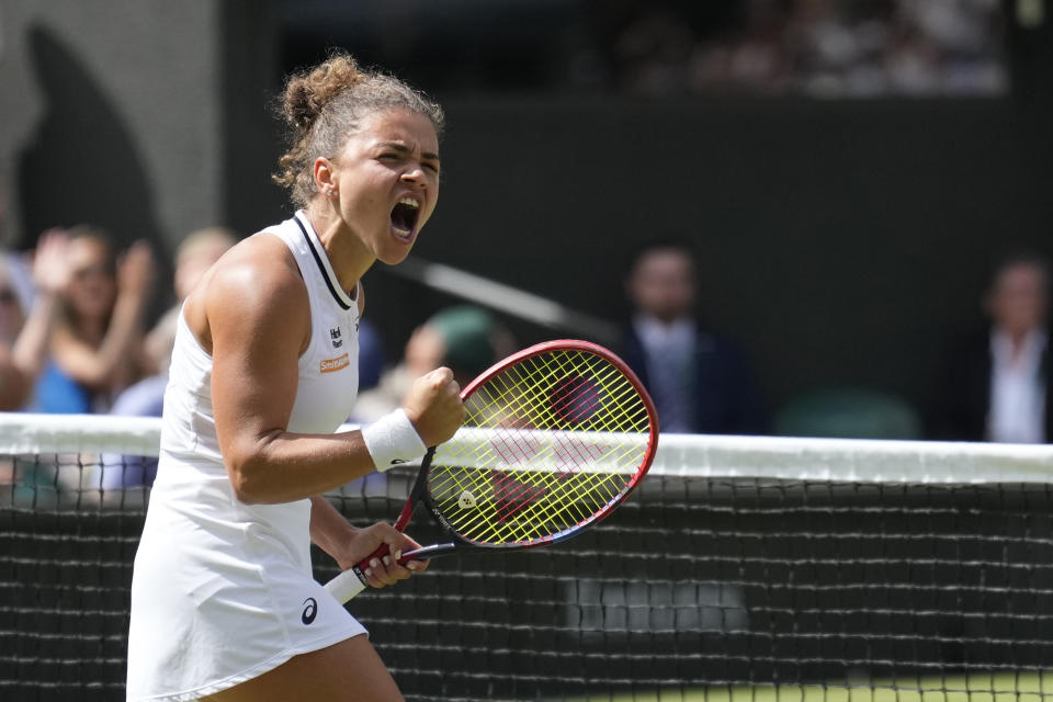 La italiana Jasmine Paolini celebra al llevarse el segundo set del duelo de semifinales de Wimbledon ante la croata Donna Vekic el jueves 11 de julio del 2024. (AP Foto/Mosa'ab Elshamy)