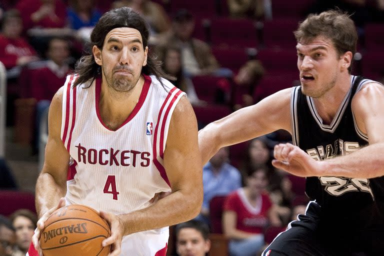 Luis Scola de los Houston Rockets, esquiva a Tiago Splitter de los San Antonio Spurs, el 17 de diciembre de 2011