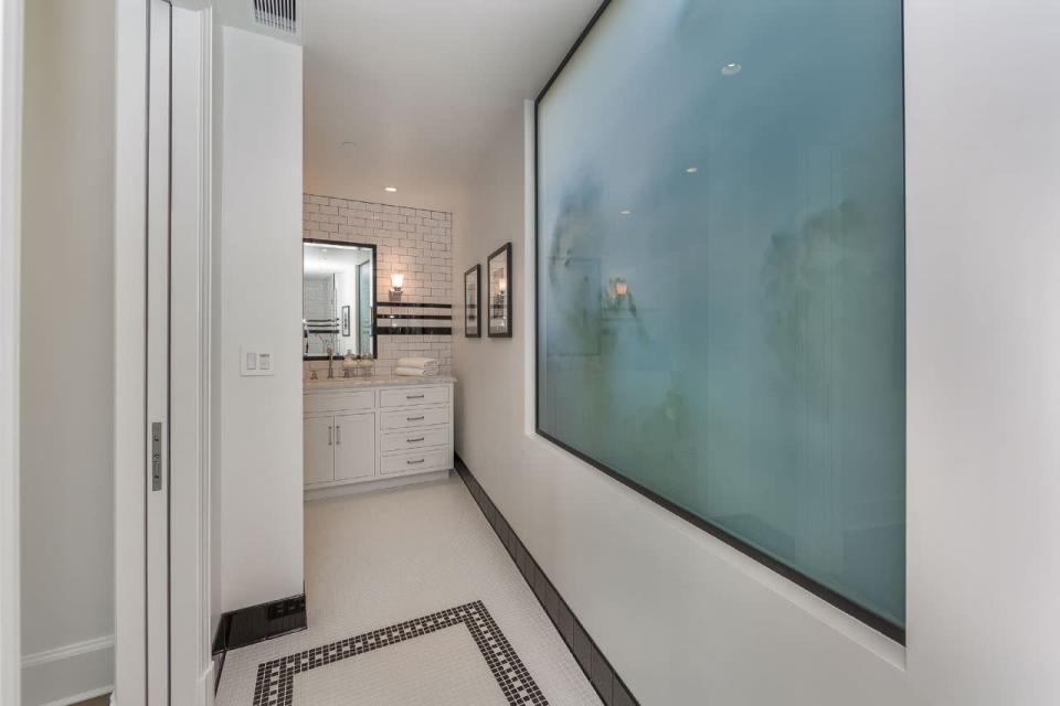 <p>The bedroom’s black-and-white bath. (Photo: <a href="http://bit.ly/1UCMKf2" rel="nofollow noopener" target="_blank" data-ylk="slk:Sotheby’s International Realty via Catherine Marcus;elm:context_link;itc:0;sec:content-canvas" class="link ">Sotheby’s International Realty via Catherine Marcus</a>, shot by Mark Lee)</p>