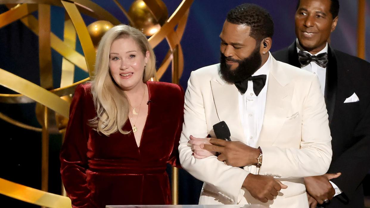 emmys host anthony anderson escorting christina applegate to the podium