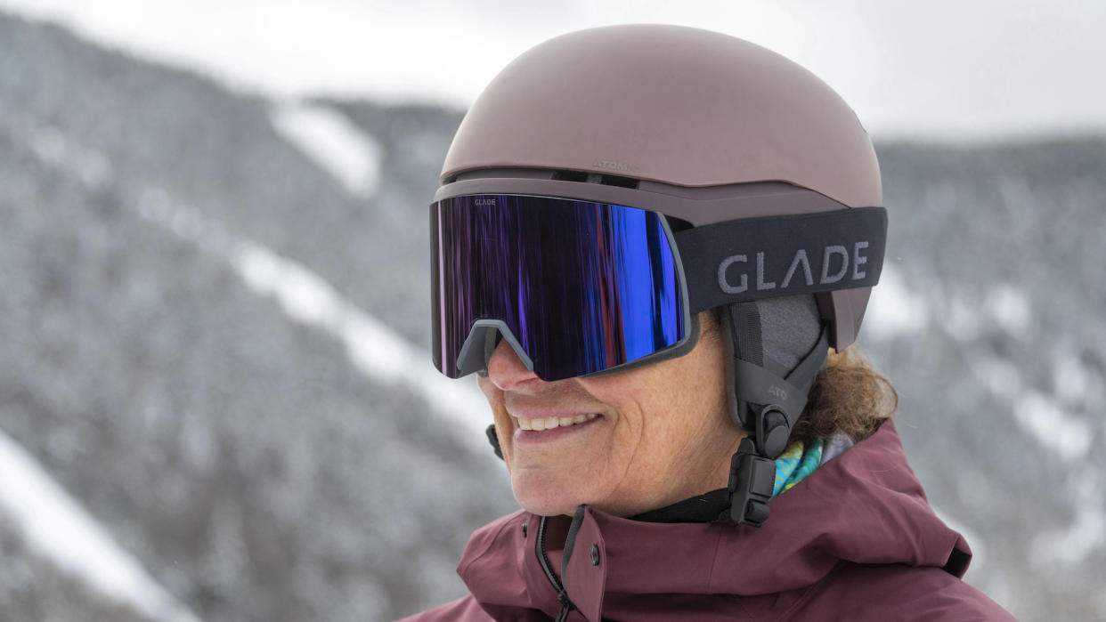  Woman wearing Glade Adapt 2 ski goggle. 