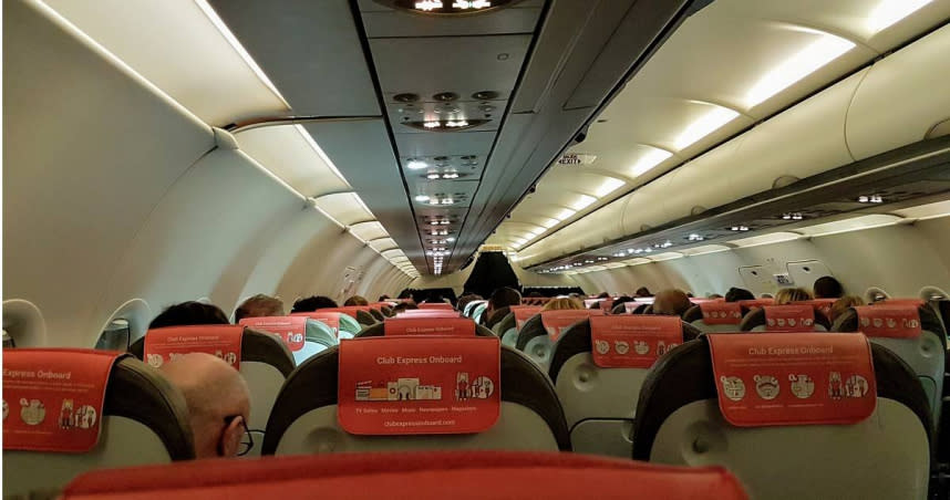 專家提醒，乘客都應優先選擇自己座位上方的置物櫃放置行李。（示意圖／翻攝自pexels）