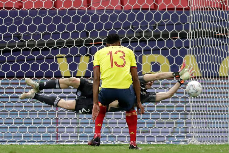 Emiliano Martínez ataja el disparo de Yerry Mina durante la tanda de penales.