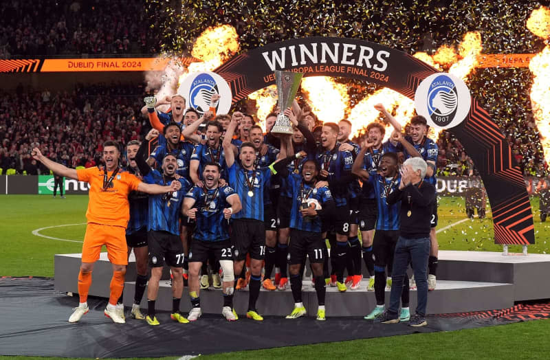 Atalanta players celebrate the title with the trophy after the UEFA Europa League final soccer match between Atalanta Bergamo and Bayer Leverkusen at the Aviva Stadium. Niall Carson/PA Wire/dpa