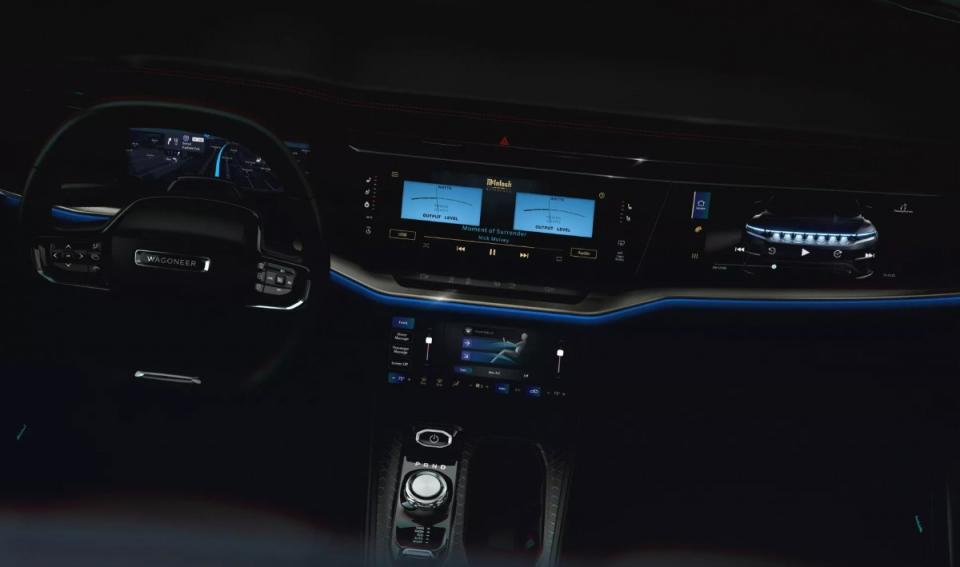 四具螢幕的配置包含全數位儀表、中央車機系統、副駕駛座前方娛樂系統以及空調系統的控制面板。