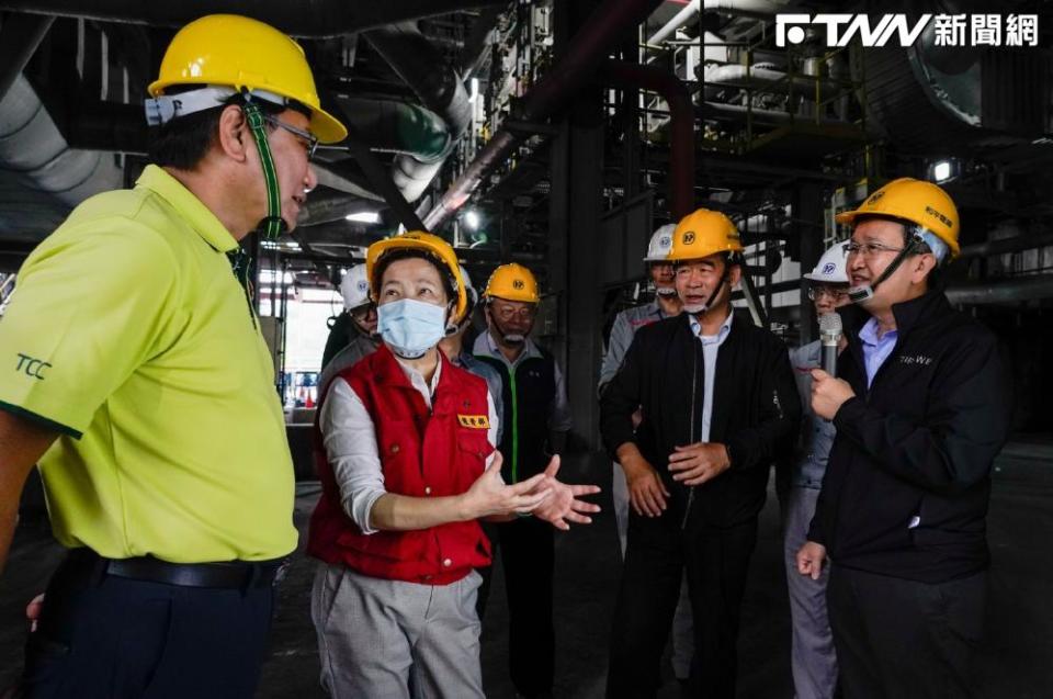 王美花強調，在花蓮地震後電網多處受損，希望民眾體諒台電積極修復地震後的損傷，圖為花蓮震災後王美花至和平電廠視導。（圖／經濟部）