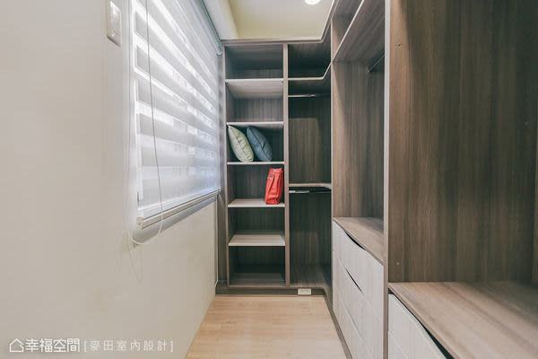 一貫的白與深、淺木色的搭配，讓主臥更衣室也能展現溫雅質地。