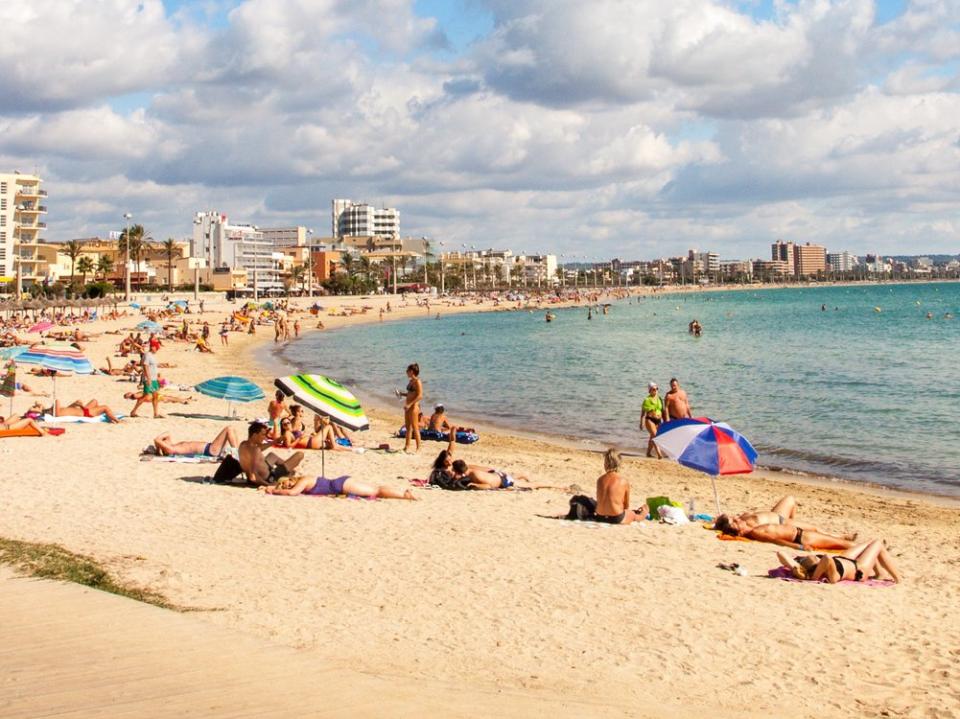 Nicht geimpfte oder genesene Mallorca-Urlauber müssen in Quarantäne. (Bild: Gudrun Hochmuth/Shutterstock.com)