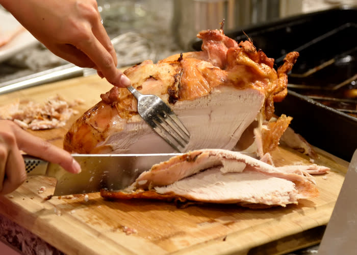 Es fundamental contar con los utensilios apropiados para cortar el pavo. – Foto: RichardTheis/EyeEm/Getty Images