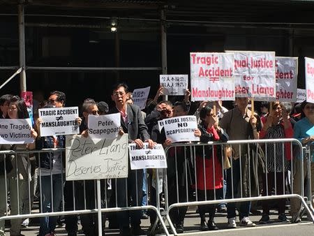 Protesters support former New York Police Officer Peter Liang outside a Brooklyn courthouse before his sentencing for manslaughter in the killing of Akai Gurley, in New York April 19, 2016. REUTERS/Joseph Ax