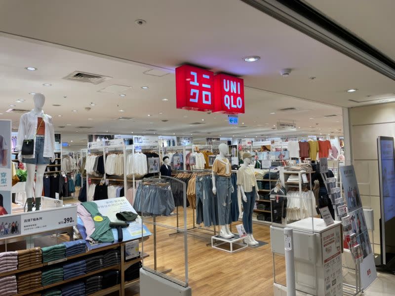 ▲UNIQLO官方宣布9/2起不再提供免費紙袋，民眾如需提袋需3元購買。（圖/記者張嘉哲攝）