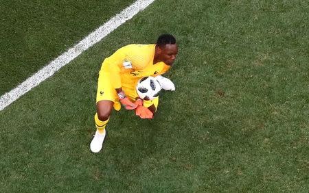 El portero francés Steve Mandanda ataja en su encuentro frente a Dinamarca por el grupo C de la Copa del Mundo de la FIFA en Moscú, jun 26, 2018. REUTERS/Maxim Shemetov