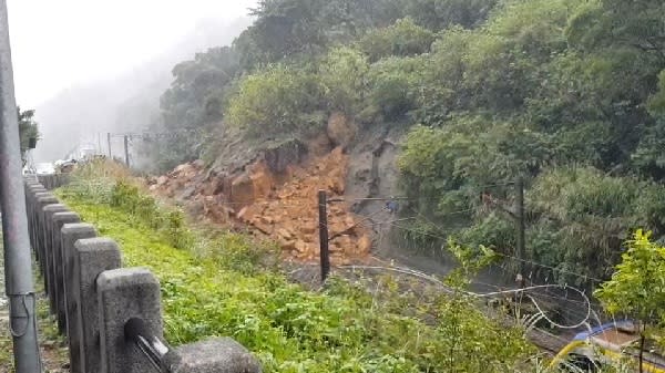 邊坡大規模滑落，台鐵猴硐到瑞芳路線再中斷。（圖／民視新聞）