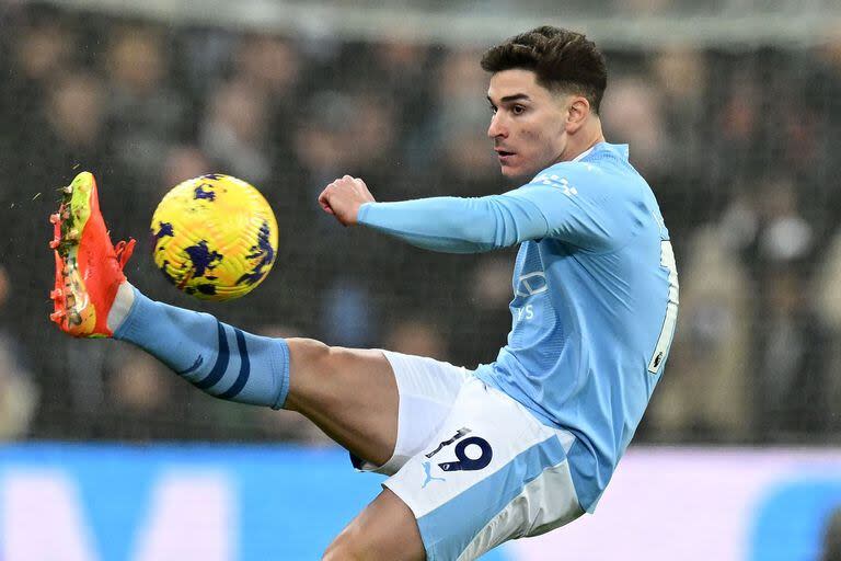 Julián Álvarez jugó como titular en Manchester City