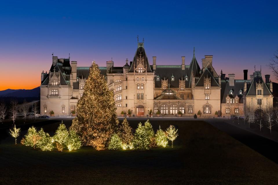 America's Largest Home Has The Most Magical Christmas Decorations