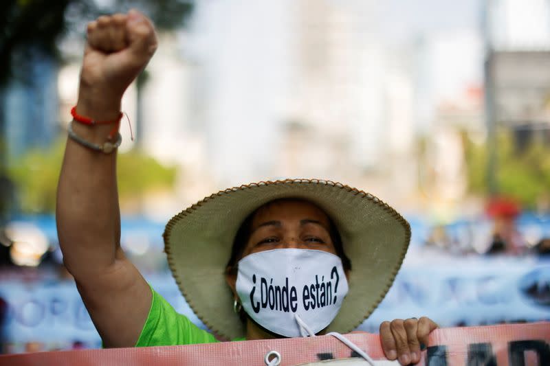 Madres cuyos hijos están desaparecidos participan en una marcha durante el Día de la Madre en Ciudad de México