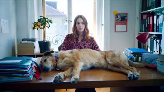 Laetitia Dosch et Kobi dans le film « Le Procès du chien » présenté à Cannes.
