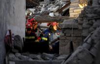 Personal de emergencia trabaja bajo los escombros de un edificio dañado tras el fuerte terremoto del martes en Thumane, Albania, el 27 de noviembre de 2019