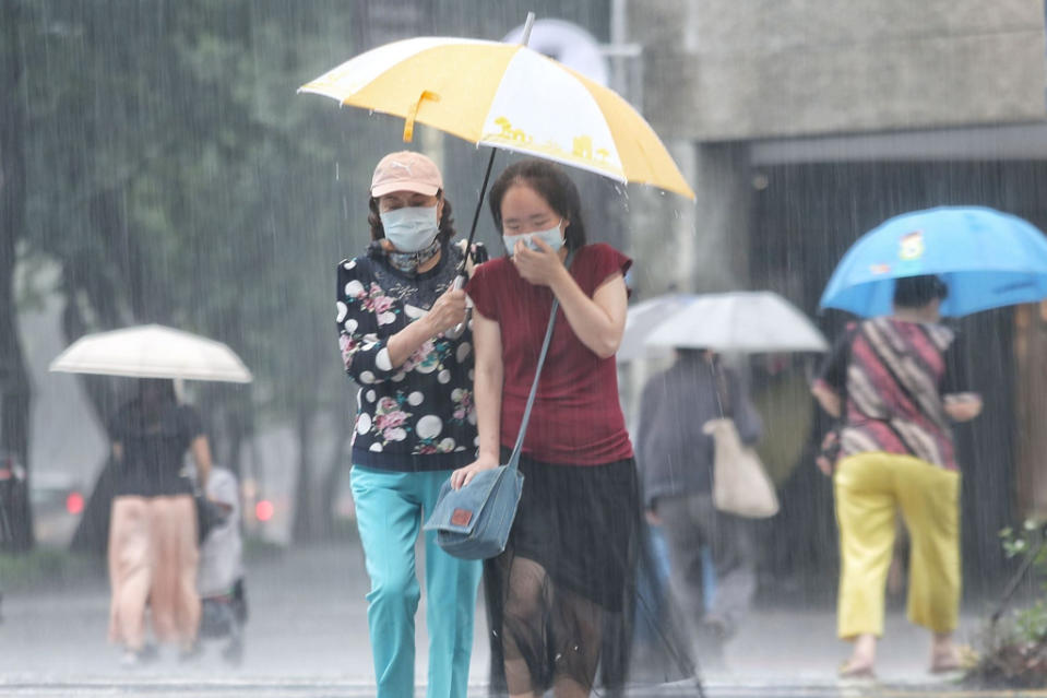 中央氣象局表示，明(6日)起梅雨鋒面接近，周二至周四西半部有陣雨或雷雨，要留意局部大雨。(杜宜諳攝)