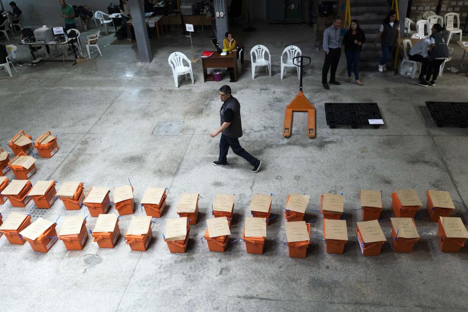 Las urnas yacen en el suelo durante el recuento de votos de la segunda vuelta de las elecciones presidenciales en Montevideo, Uruguay, el martes 26 de noviembre de 2019. El candidato opositor Luis Lacalle Pou, del Partido Nacional, alcanzó el jueves 29 de noviembre de 2019 una ventaja indescontable sobre el oficialista Daniel Martínez en el segundo escrutinio que realiza la Corte Electoral. (AP Foto / Matilde Campodonico)