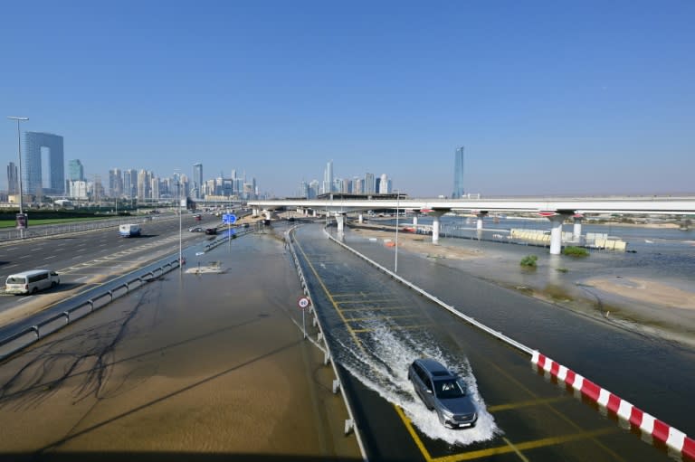 Un automóvil circula por una vía inundada a causa de las abundantes lluvias, el 19 de abril de 2024 en Dubái (Giuseppe Cacace)