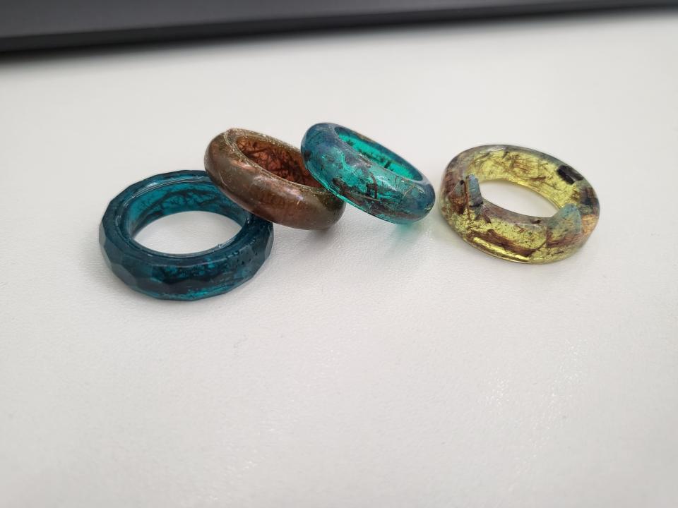 浸大學生將微塑膠與木碎混合並製作成戒指，希望飾物戴上身可以引起別人好奇，從而推廣環保概念。