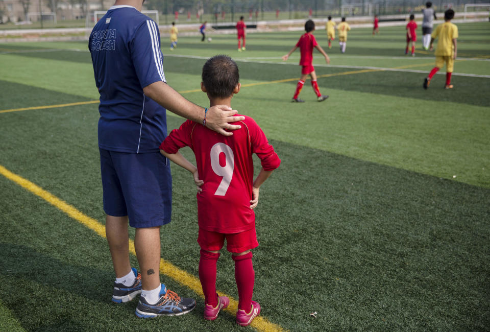 Entrenador de fútbol junto a niño / Foto: Getty Images