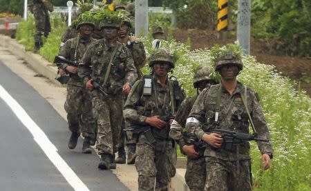 South Korean soldiers patrol during a search and arrest operation in Goseong June 22, 2014. REUTERS/Hwang Gwang-mo/Yonhap