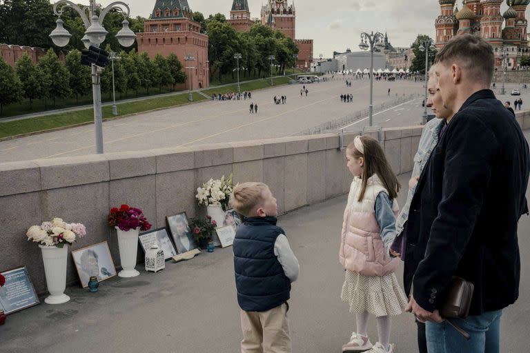 El pequeño santuario que marca el lugar donde el político opositor Boris Nemtsov fue abatido a tiros el 27 de febrero de 2015, en Moscú, el 21 de mayo de 2023. 