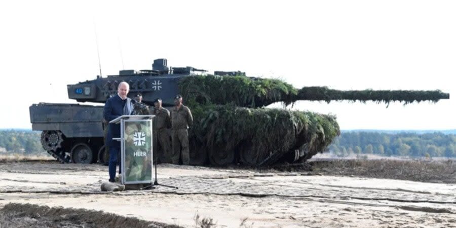 Chancellor Olaf Scholz at the Leopard 2 tank