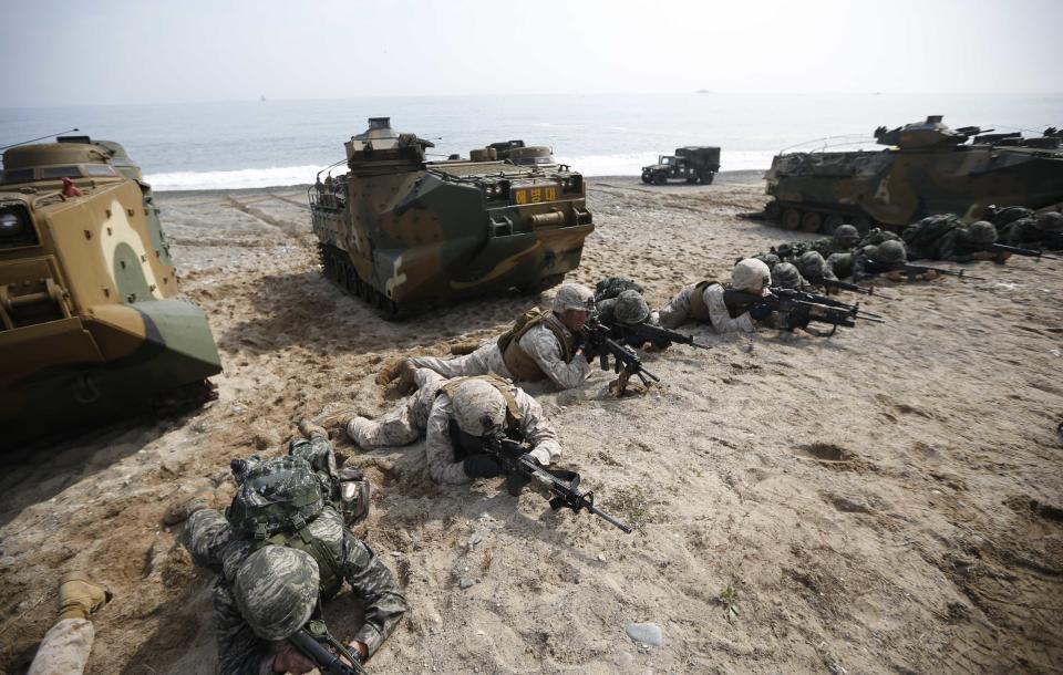 U.S. and South Korean marines participate in a U.S.-South Korea joint landing operation drill in Pohang March 31, 2014. (REUTERS/Kim Hong-Ji)