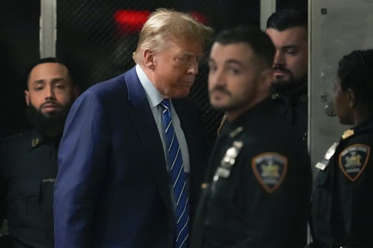 El expresidente Donald Trump regresa a la sala del tribunal tras un receso en el tribunal penal de Manhattan, el martes 16 de abril de 2024, en Nueva York.