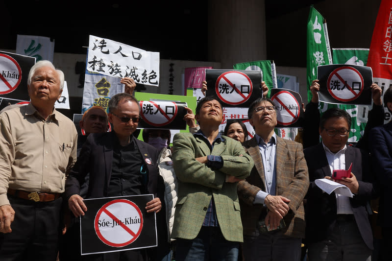 陳峻涵出席台派聯盟「反對洗人口修法」記者會 台派聯盟等民間團體12日上午在立法院前舉行「反對 洗人口修法」記者會，呼籲中國配偶入籍條件應比照 其他國家人士辦理，包含台灣國理事長陳峻涵（前 中）等人出席聲援。 中央社記者趙世勳攝  113年3月12日 