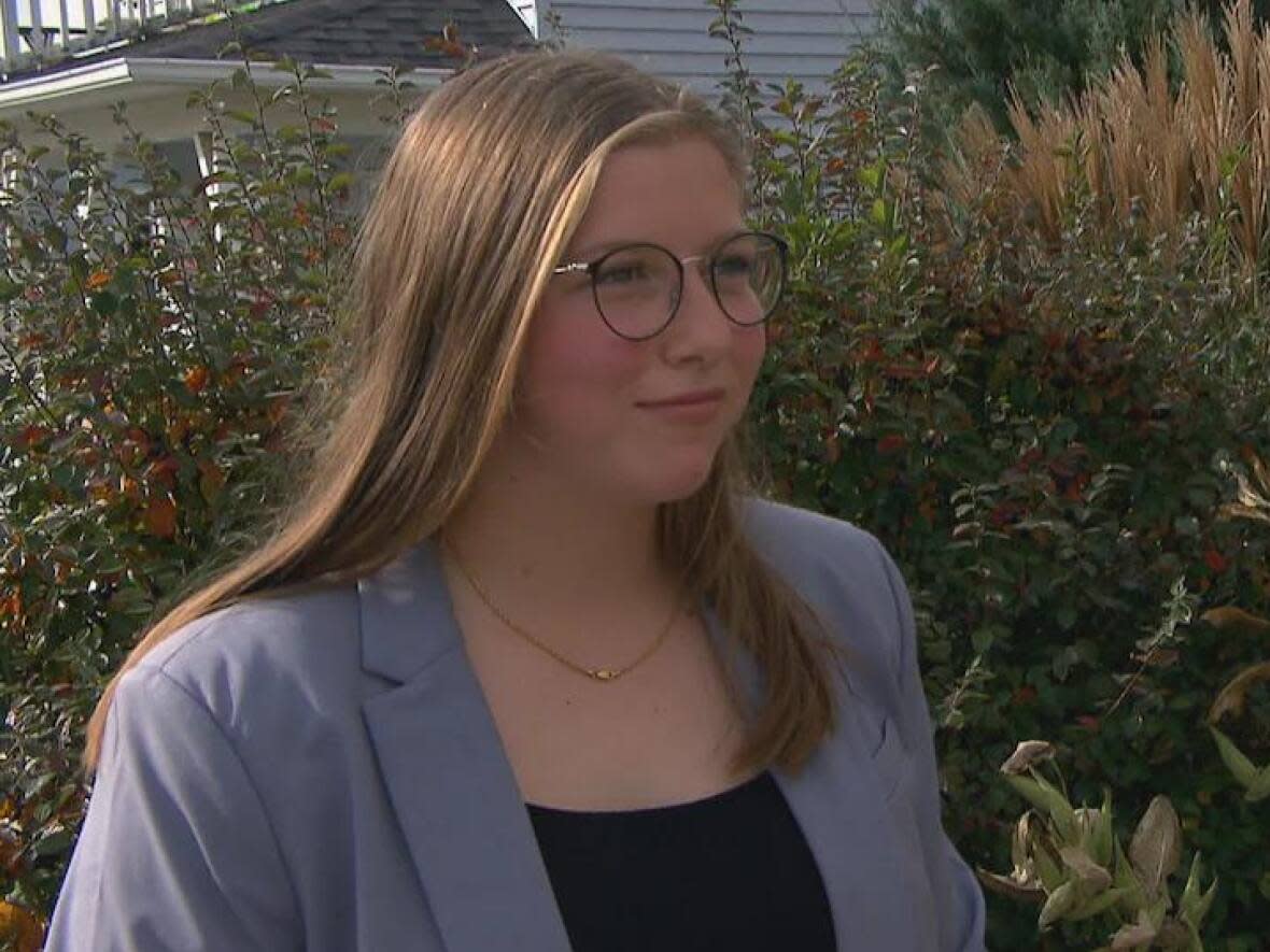 Lilian Steudler, 17, was elected to the municipal council in Racine, Que.  (Radio-Canada - image credit)